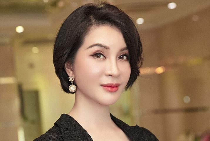 Kiểu tóc uốn ngắn nhẹ nhàng cho phụ nữ trung niên