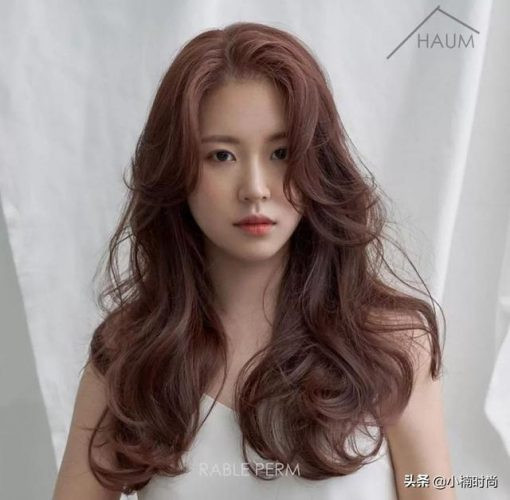 Kiểu tóc uốn xoăn mái lệch cá tính cho gò má cao