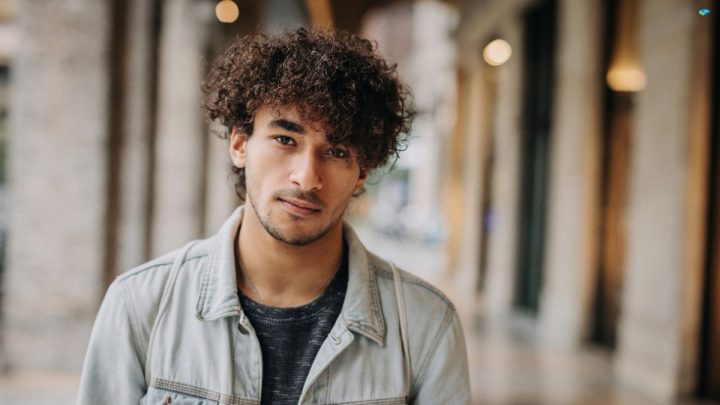 Kiểu tóc uốn xoăn nam là gì