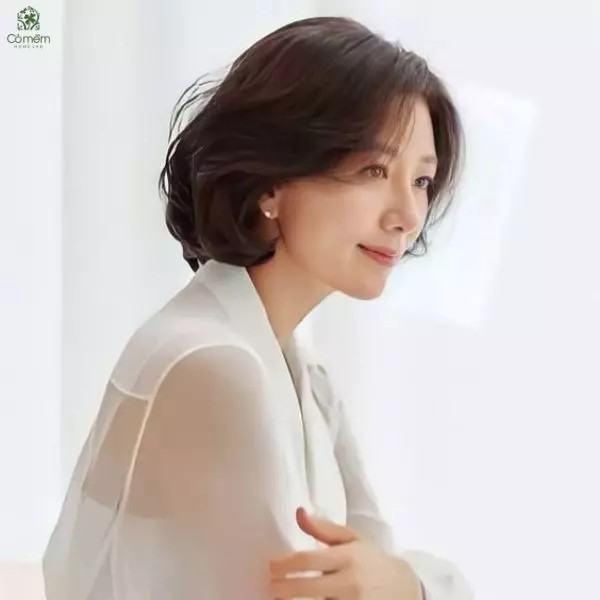 kiểu tóc uốn xoăn phía sau cho phụ nữ trung niên