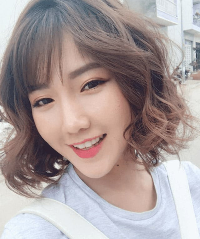 Kiểu tóc vic ngắn uốn phồng màu nâu nhạt