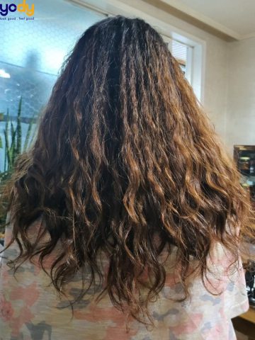 Kiểu tóc xoăn happy dài nhuộm nâu đen