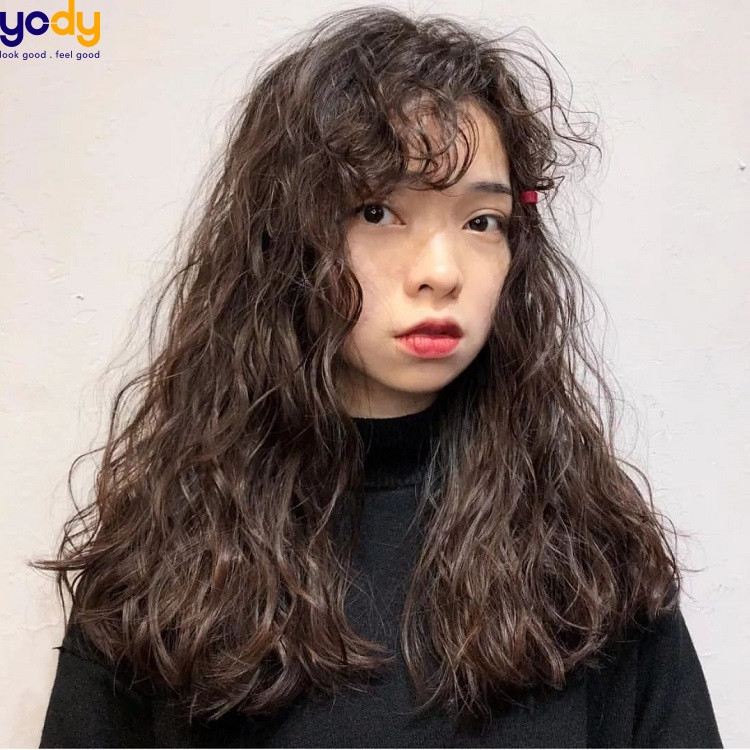 Kiểu tóc xoăn happy mái thưa cho mặt vuông