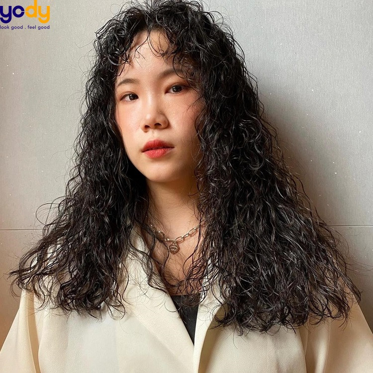 Kiểu tóc xoăn happy mái thưa thanh lịch