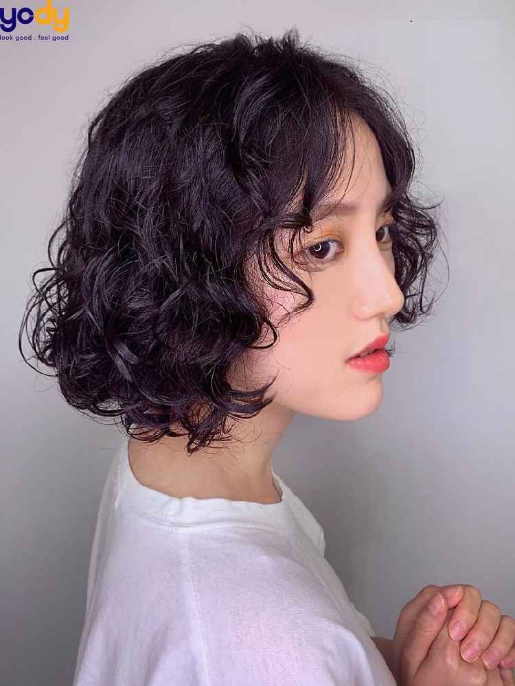Kiểu tóc xoăn happy ngắn nhuộm đen tím cá tính