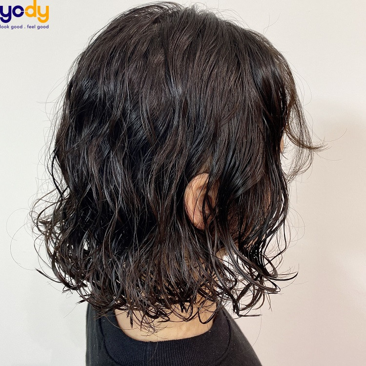 Kiểu tóc xoăn happy ngắn tự nhiên