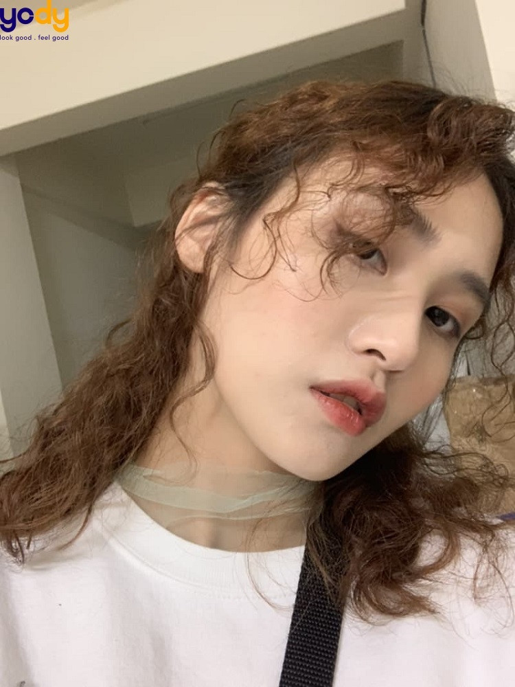 Kiểu tóc xoăn happy ngang vai nhuộm nâu hạt dẻ