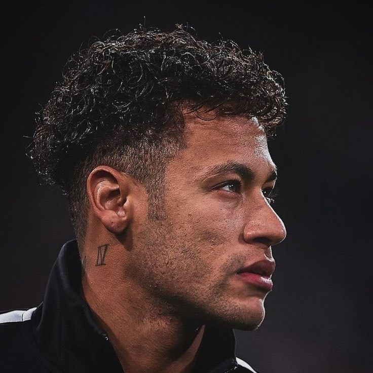 Kiểu tóc xoăn Neymar 2015, mang đến vẻ ngoài gần gũi.