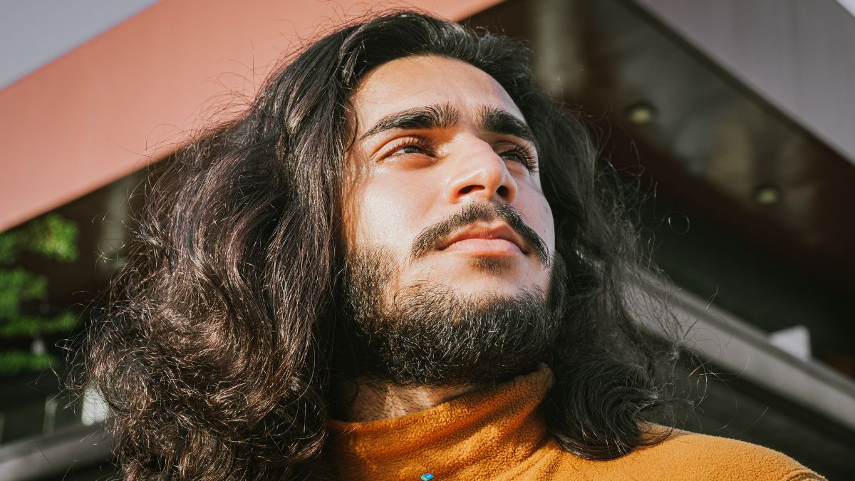 Kiểu tóc xoăn ngắn nam bồng bềnh, tạo độ phồng tự nhiên và phong cách lãng tử