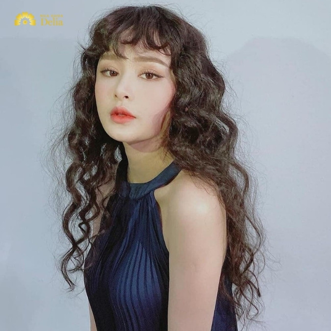 Kiểu tóc xoăn retro Hong Kong cổ điển, quyến rũ, mang lại vẻ đẹp độc đáo cho kiểu tóc nữ năm 2024.