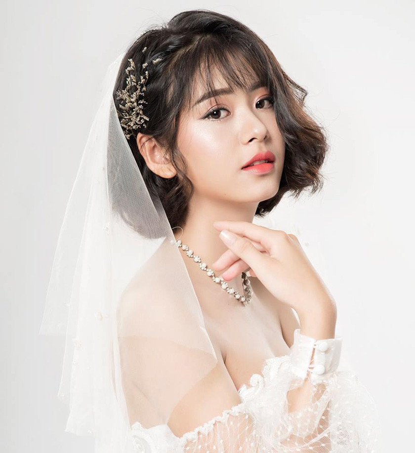 Kiểu tóc xoăn xù mì năng động cho cô dâu tóc ngắn