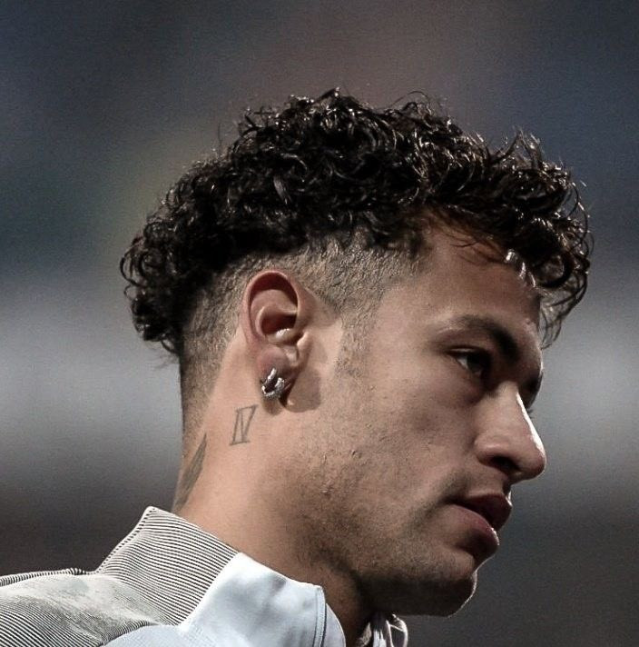 Kiểu tóc xoăn xù tự nhiên của Neymar, tạo vẻ phóng khoáng.