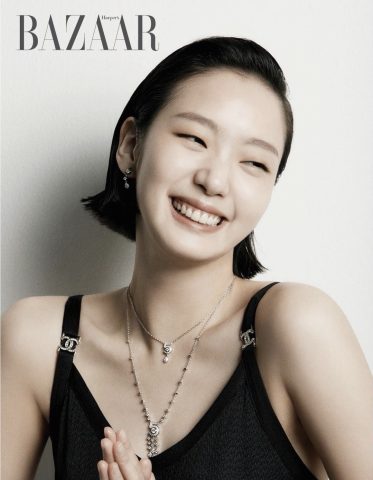 Kim Go Eun tóc bob chải thẳng mượt tại buổi chụp hình, thể hiện sự sang chảnh.