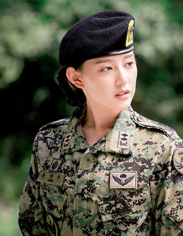 Kim Ji Won tóc ngắn bob thanh lịch trong Hậu Duệ Mặt Trời