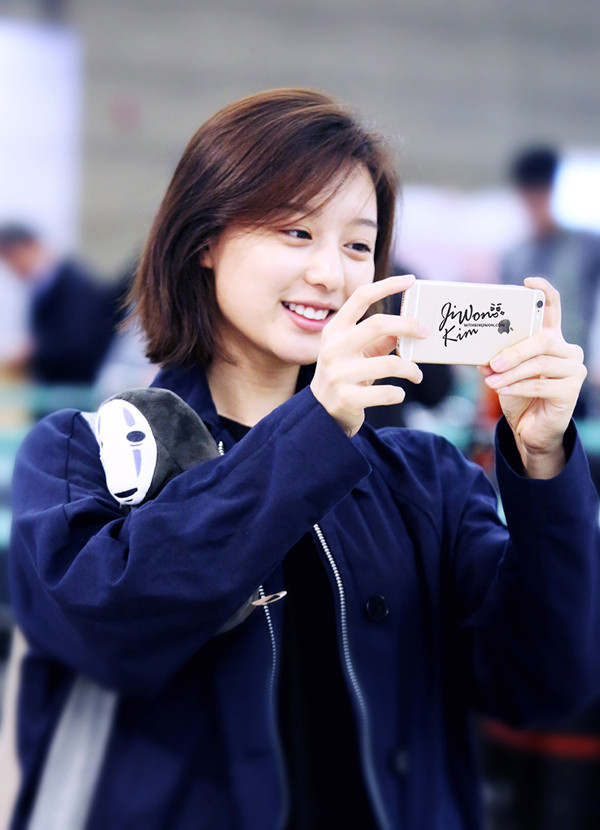 Kim Ji Won tóc ngắn bob uốn xoăn nhẹ nhàng