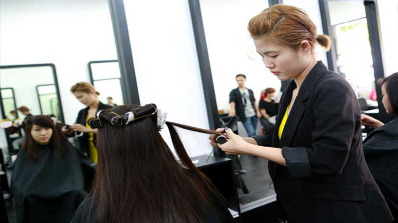 Kỹ thuật cắt tóc chuyên nghiệp của thợ tại Hair Saloon 99, chuyên tạo kiểu tóc ngắn đẹp