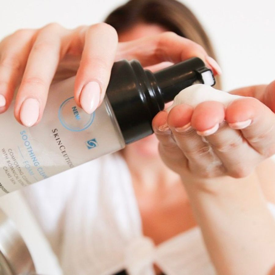 Kỹ thuật thoa mousse tạo kiểu tóc từ gốc đến ngọn giúp tóc vào nếp tự nhiên