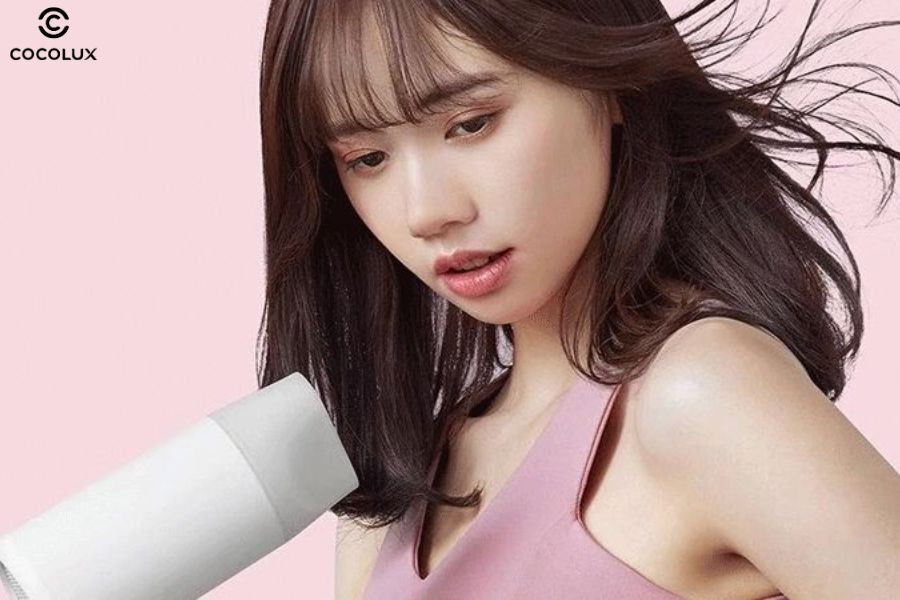 Lạm dụng nhiệt khi tạo kiểu mà không dưỡng sẽ khiến tóc mái khô xơ