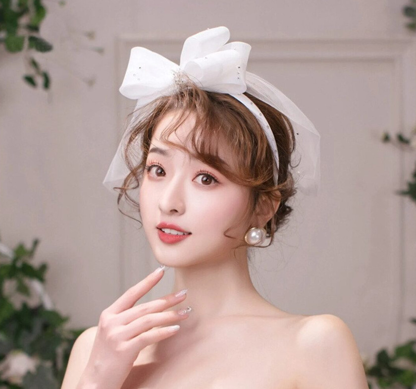 Mái thưa duyên dáng kết hợp với mẫu tóc cô dâu tóc ngắn