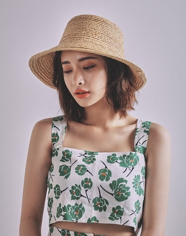 Mái tóc ngắn duyên dáng phối cùng mũ rộng vành thanh lịch, che nắng hiệu quả.