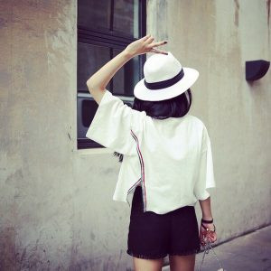 Mái tóc ngắn nhuộm màu nâu hạt dẻ, với độ dài vừa phải, cá tính