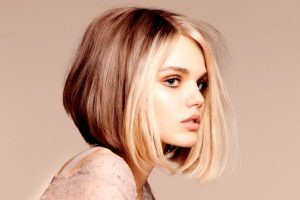 Mái tóc ngắn với phần mái dài nhẹ nhàng che đi khuôn mặt