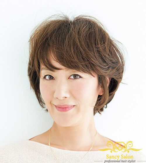 Mẫu tóc bob ngắn kết hợp mái dày, tạo sự trẻ trung và che đi vầng trán cao