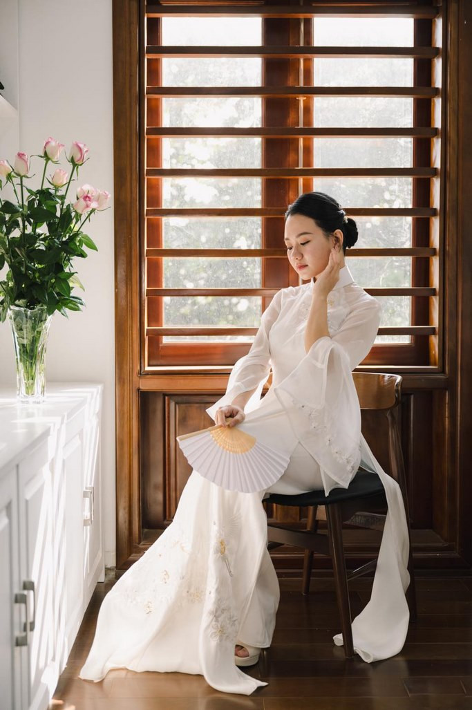 Mẫu tóc cô dâu ăn hỏi búi thấp sang trọng