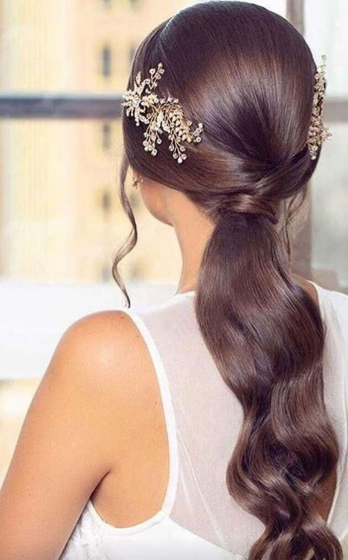 Mẫu tóc cô dâu ăn hỏi dài cột thấp điểm xuyết hoa nhí
