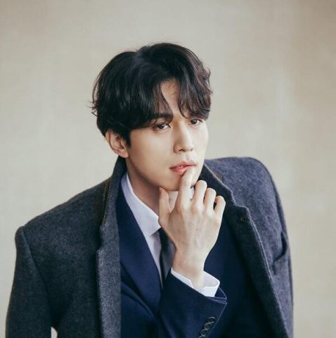 Mẫu tóc nam công sở xoăn nhẹ rẽ ngôi