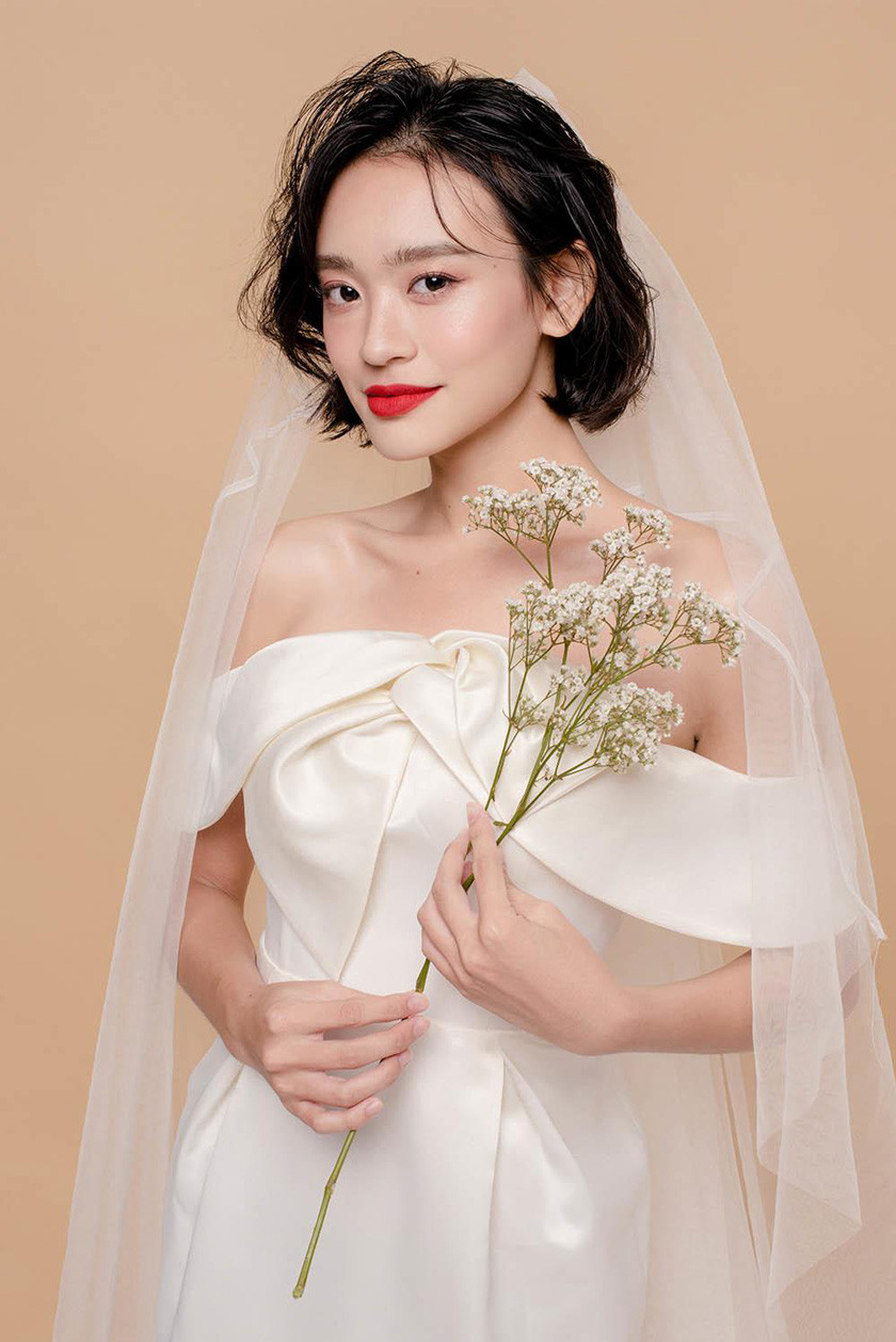 Mẫu tóc ngắn đánh xù hiện đại cho cô dâu