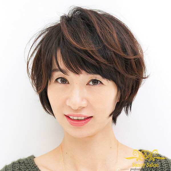 Mẫu tóc ngắn đẹp cho tuổi 40 dáng tém uốn nhẹ phần mái lệch, tạo sự thanh thoát