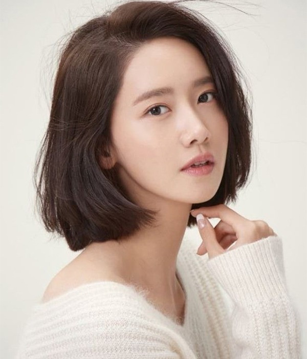 Mẫu tóc ngắn ép thẳng cụp đuôi, tạo độ bồng bềnh cho mái tóc