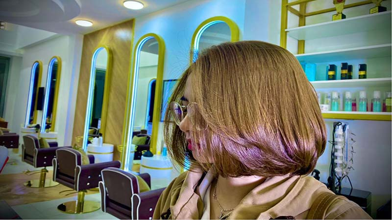 Mẫu tóc ngắn uốn nhẹ nhàng, tinh tế được thực hiện tại Hair Bar, một xu hướng tại Sài Gòn