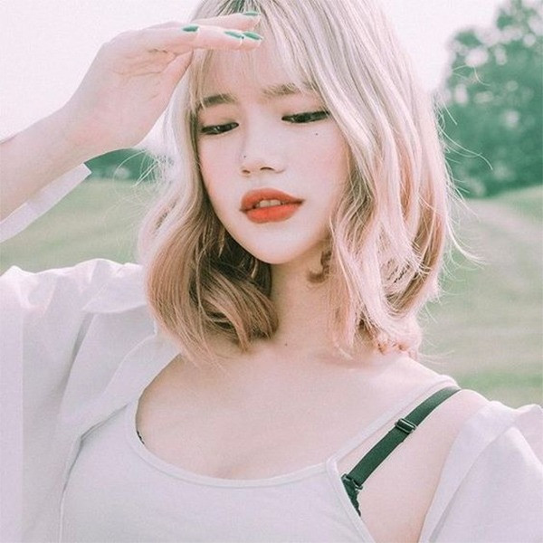 Mẫu tóc ngắn xoăn sóng đẹp kết hợp mái thưa trẻ trung, dễ thương