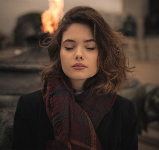 Mẫu tóc ngắn xoăn sóng đẹp nhẹ nhàng, trẻ trung