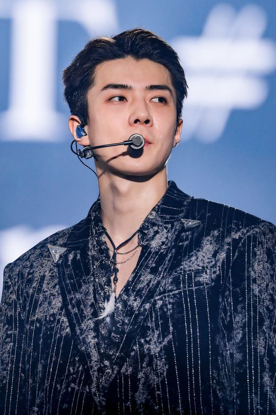 Mẫu tóc Quiff ngắn với phần mái bồng bềnh