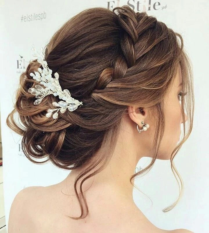 Mẫu tóc tết vòng cung búi cao tôn lên vẻ sang trọng, quý phái cho đầm dạ hội hở vai