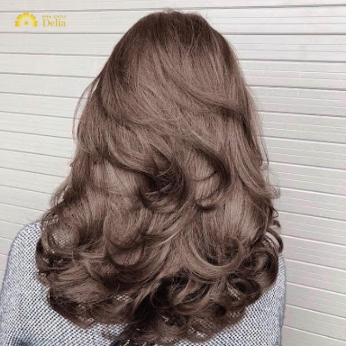 Mẫu tóc xoăn layer đơn giản, dễ chăm sóc, vẫn giữ được nét trẻ trung, hiện đại cho kiểu tóc nữ năm 2024.