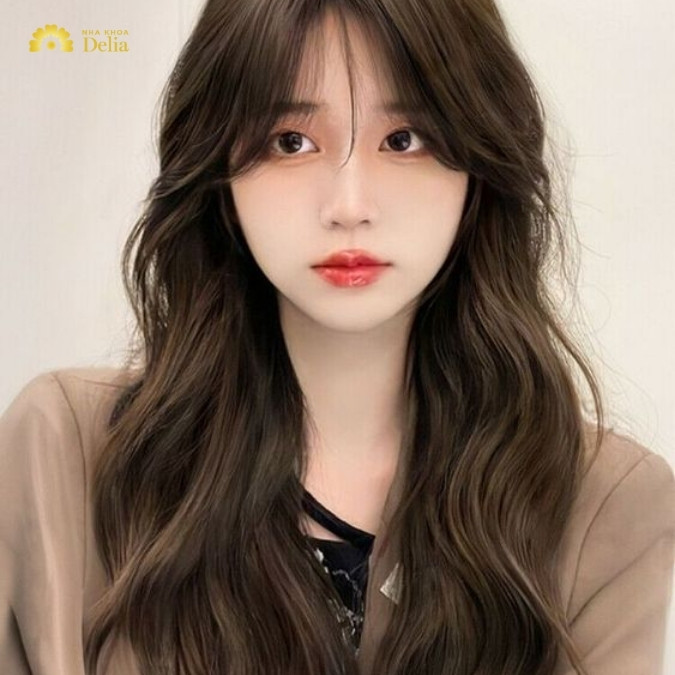 Mẫu tóc xoăn sóng lơi dài ngang lưng, kết hợp với màu sắc tự nhiên, là lựa chọn hot cho kiểu tóc nữ năm 2024.