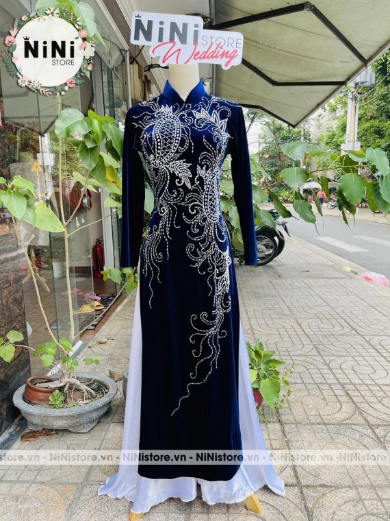 Mẹ cô dâu thanh lịch trong tà áo dài nhung xanh kết hợp tóc búi phồng