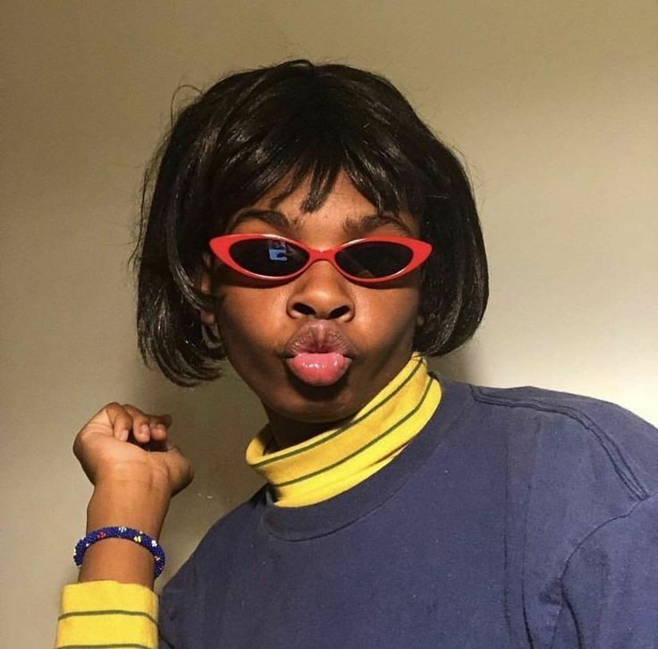 Meme anh da đen với mái tóc ngắn đang khóc một cách hài hước