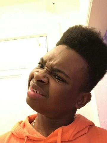 Meme người da màu với biểu cảm ngạc nhiên và hoang mang