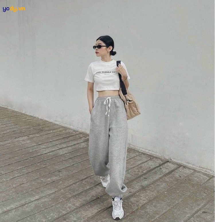 Mix áo croptop cùng quần jogger năng động