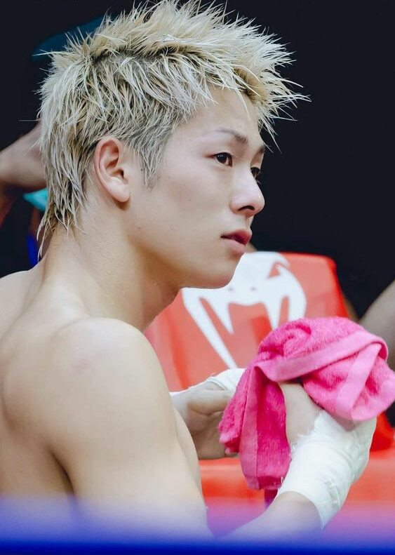 Mohican vuốt dựng tạo điểm nhấn ấn tượng