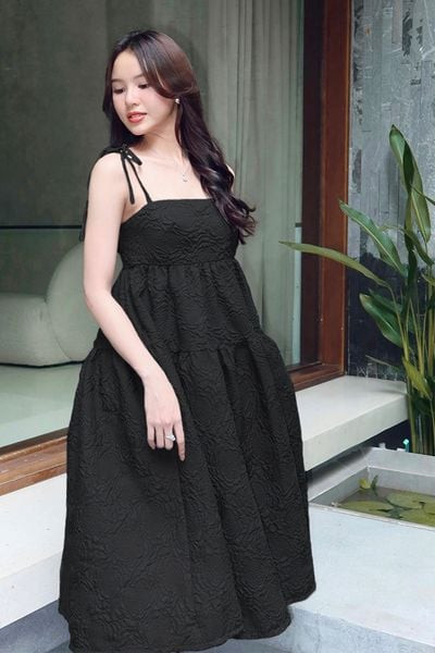 Một chiếc váy hai dây điệu đà, nữ tính cho nàng khi đi biển