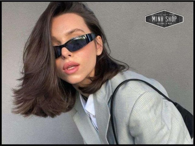 Một cô gái trẻ với mái tóc dài uốn xoăn nhẹ nhàng màu nâu hạt dẻ, thể hiện vẻ đẹp tự nhiên và thanh lịch của kiểu tóc hot trend năm 2024.