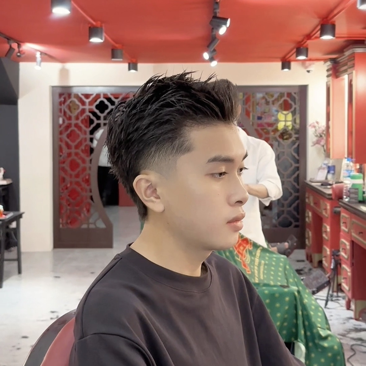 Một góc chụp rõ nét kiểu tóc Ivy League Mullet với phần gáy dài tạo điểm nhấn độc đáo