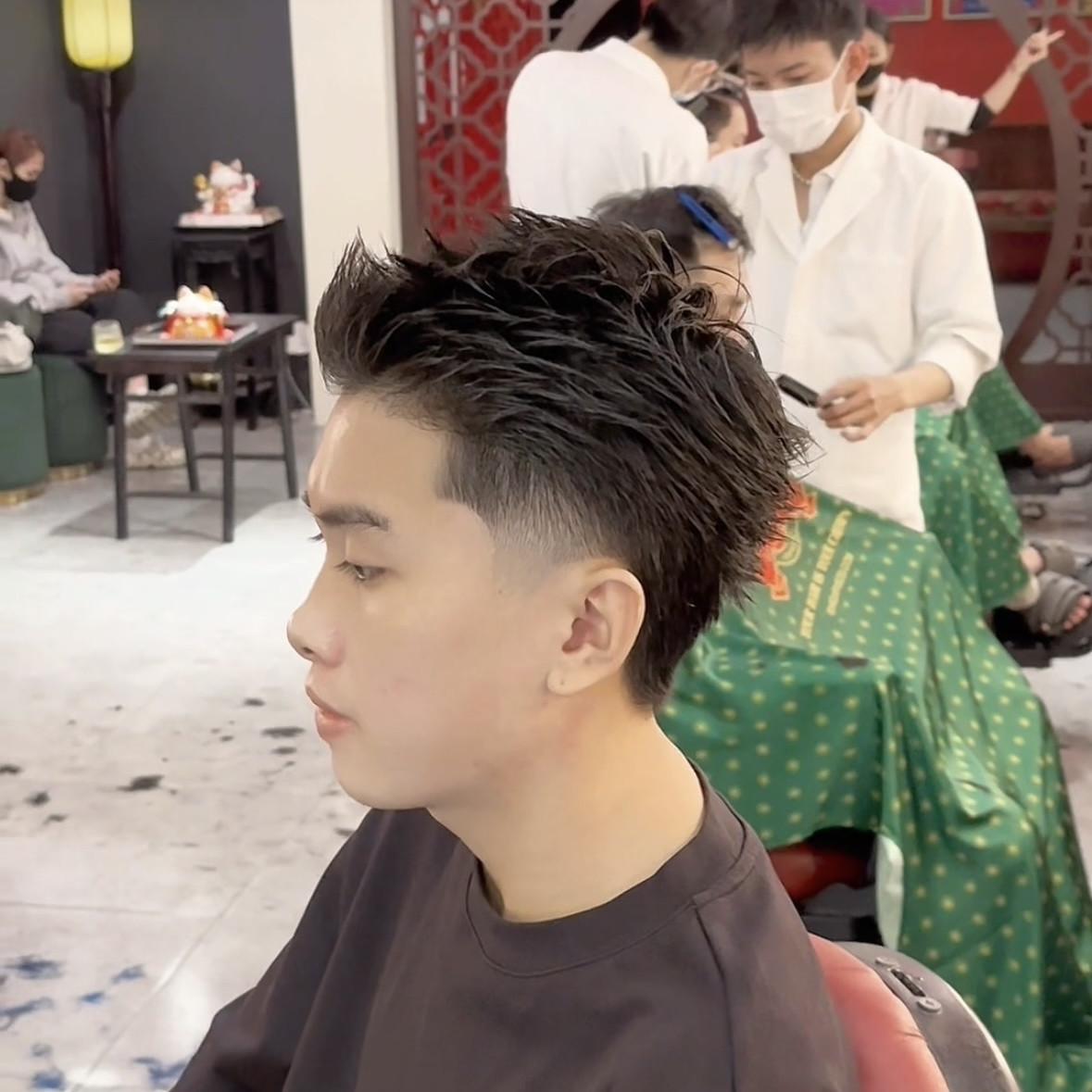 Một người đàn ông có vẻ ngoài tự tin với kiểu tóc Ivy League Mullet, cho thấy sự kết hợp hoàn hảo giữa nét cổ điển và hiện đại