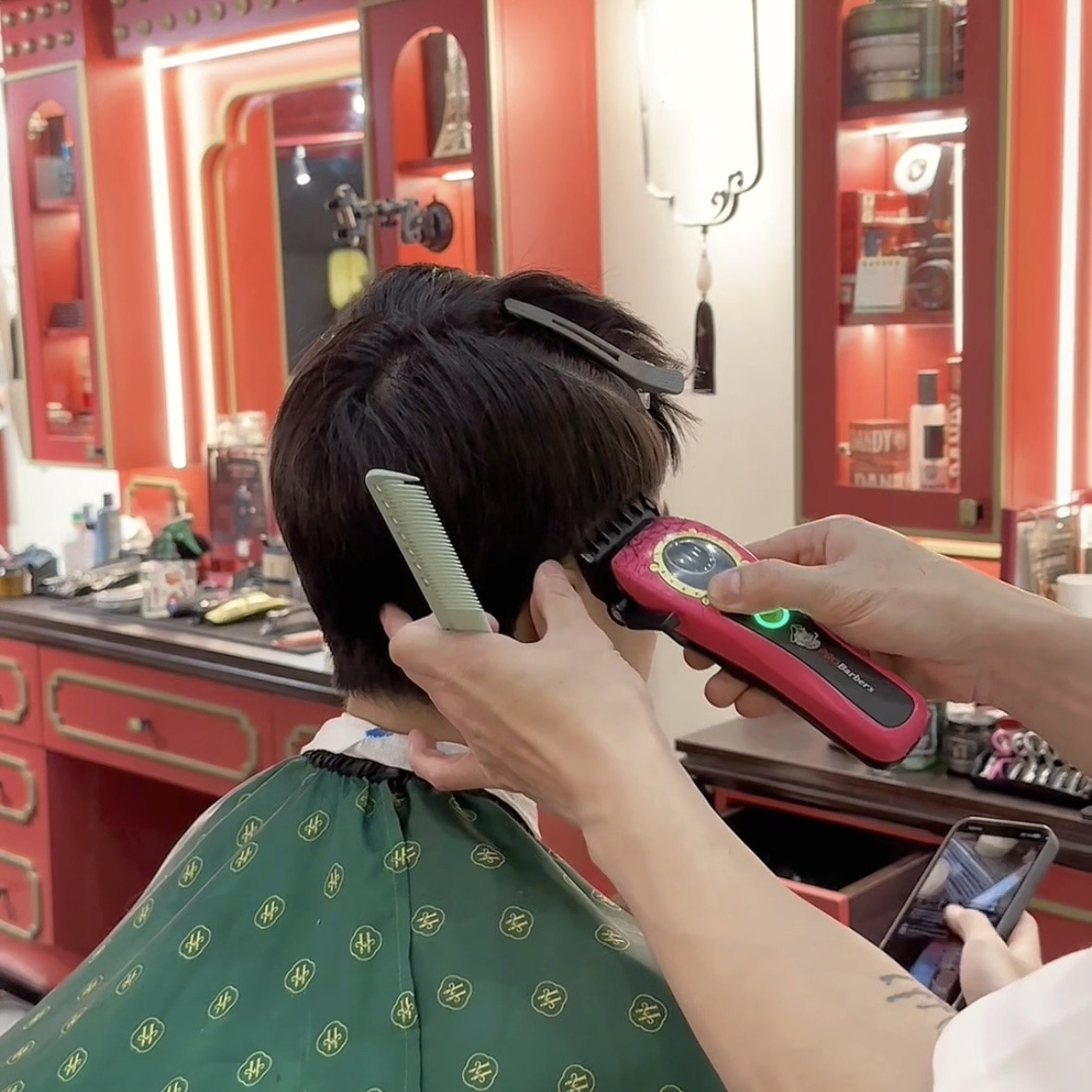 Một người mẫu nam tóc đen với kiểu tóc Ivy League Mullet được tạo kiểu gọn gàng, thể hiện sự nam tính và lịch lãm